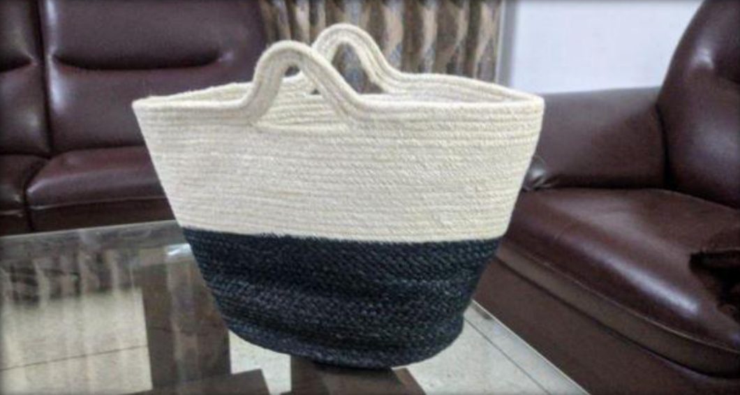 Two-tone jute rope basket bag